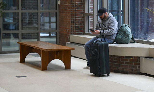 Μόναχο: Κοιμούνται στο πάτωμα οι εγκλωβισμένοι Έλληνες επιβάτες, χωρίς τροφή και νερό