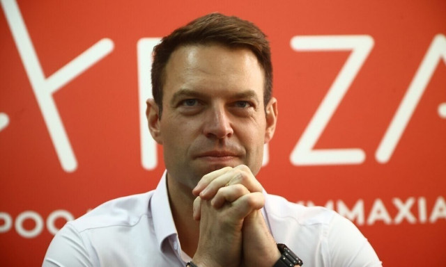 Τους γράφει στα… αρχαία του και φεύγει για USA