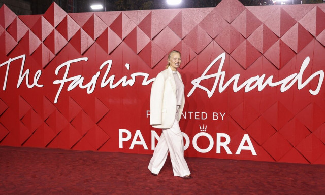 Πάμελα Άντερσον: Πήγε για δεύτερη φορά σε σόου μόδας χωρίς ίχνος μέικ απ - «Είναι απελευθερωτικό»