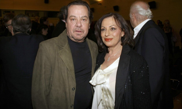 Τράπερ, τάπερ, Χαρούλα και Πάριος