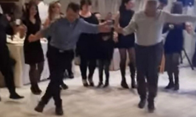 Γιάννης Πετράκης: Ο Ρεθυμνιώτης προπονητής έσυρε το χορό σε κρητικό γλέντι στο Αγρίνιο