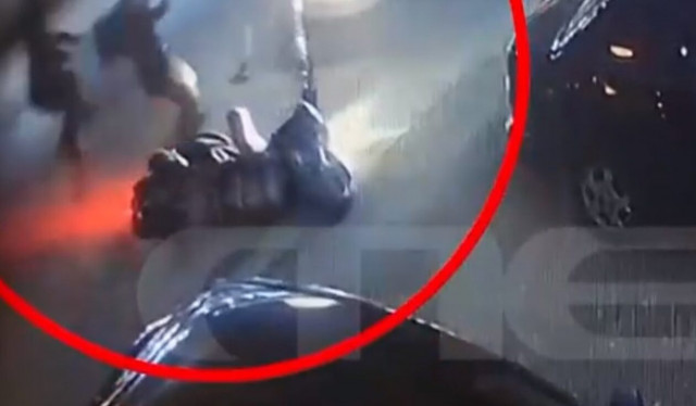 Βίντεο-ντοκουμέντο: Άγρια συμπλοκή ανηλίκων στη Νέα Ερυθραία