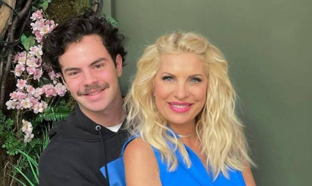 Άγγελος Λάτσιος: Ποζάρει χωρίς μπλούζα στον καθρέφτη και «κόβει» την ανάσα