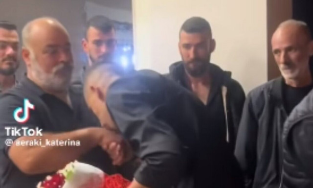 O Κρητικός αρραβώνας με το χειροφίλημα στους γονείς που έγινε viral