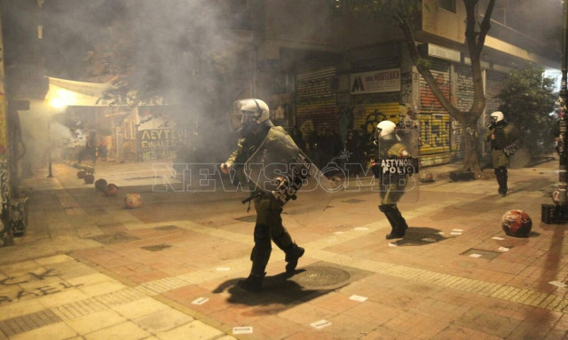 Πορεία για τη δολοφονία Γρηγορόπουλου: Ένταση στα Εξάρχεια - Μολότοφ, χημικά και φωτιές σε κάδους