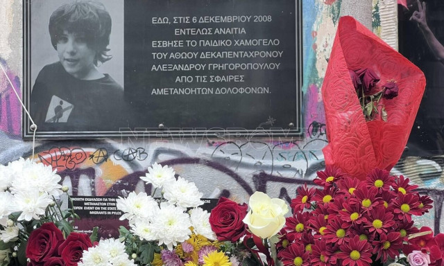 Λουλούδια στο μνημείο του Γρηγορόπουλου στα Εξάρχεια