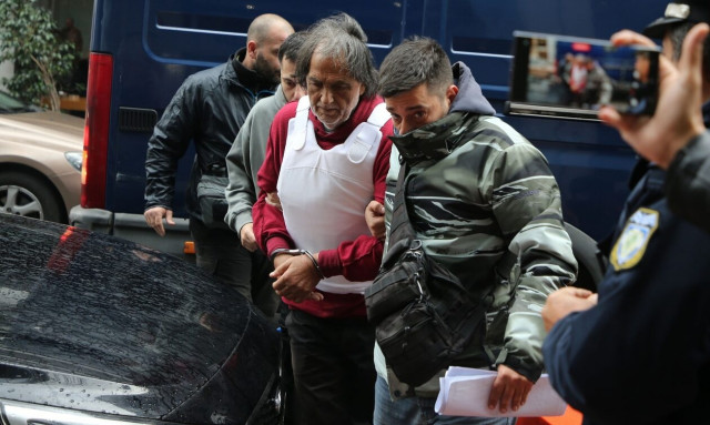 Στα δικαστήρια του Πειραιά ο 71χρονος που σκότωσε τη σύντροφό του στη Σαλαμίνα