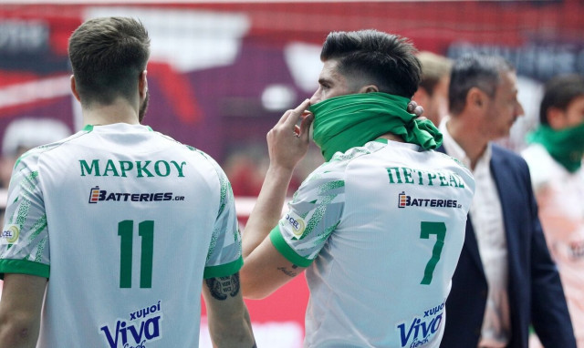 Στην εντατική αστυνομικός των ΜΑΤ - Χτυπήθηκε από φωτοβολίδα στο Ολυμπιακός - Παναθηναϊκός