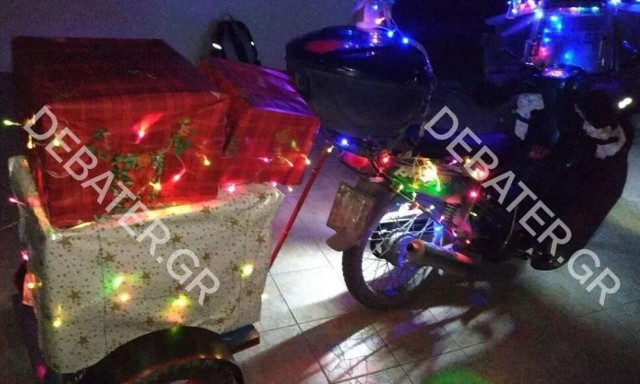 Απίστευτος διανομέας στόλισε το μηχανάκι του υπερπαραγωγή για τα Χριστούγεννα