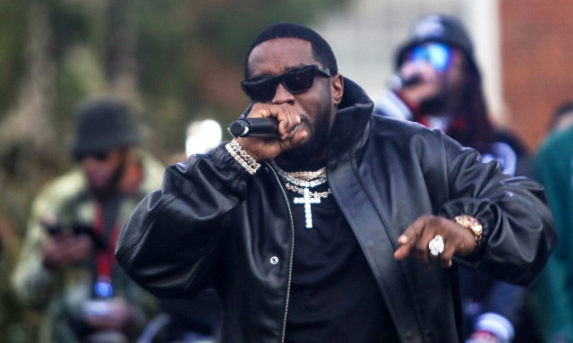 Η viral φωτογραφία του Diddy που προκαλεί αντιδράσεις - Τρώει από το σώμα μιας γυμνής γυναίκας