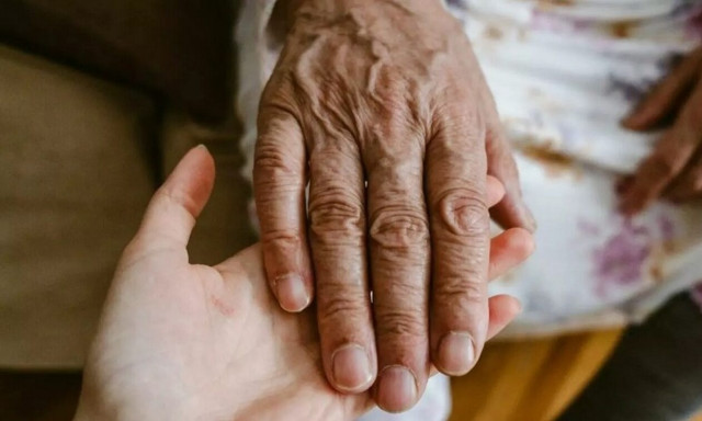 Κρήτη: Θάνατος 92χρονης με καθαριστικό -  Ψάχνουν τις απαντήσεις μέσα από τις κάμερες