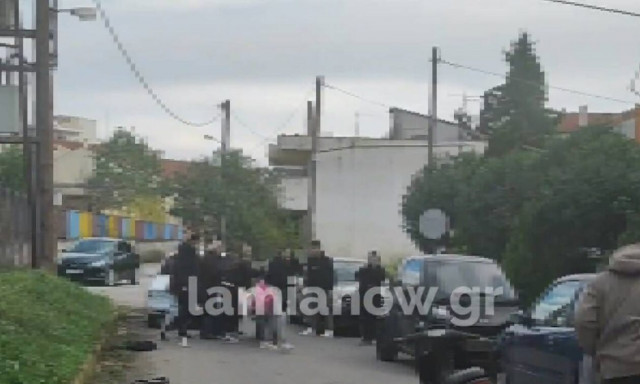 Λαμία: Βίντεο ντοκουμέντο από άγρια συμπλοκή μαθητών έξω από σχολείο