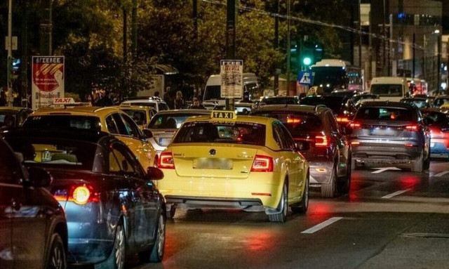 Κίνηση: Παραμένουν τα προβλήματα σε Αττική Οδό και Κηφισό - Ουρές χιλιομέτρων