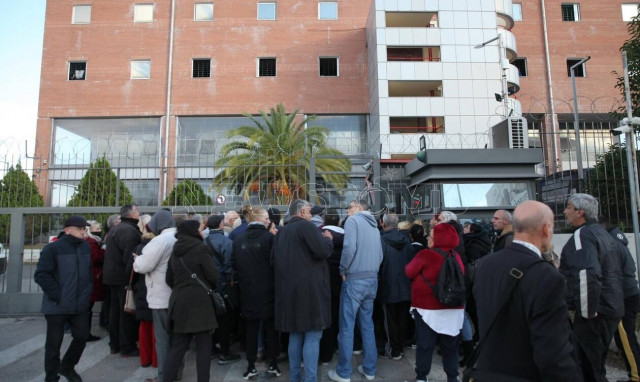 Ρέντη: Γονείς ψάχνουν τα παιδιά τους στο Μεταγωγών - Τι λένε στην κάμερα του Newsbomb.gr