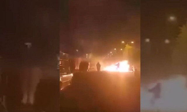 Ρέντη: Βίντεο ντοκουμέντο από τα άγρια επεισόδια - Αστυνομικός λαμπάδιασε από μολότοφ