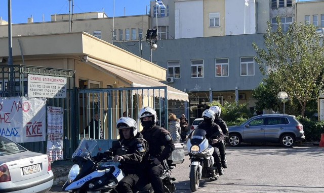 Αγωνία για τον 31χρονο αστυνομικό: Δίπλα του οι συγγενείς του - «Όλοι μας είμαστε χάλια»