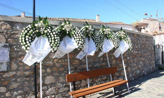 Σαλαμίνα: Ράγισαν καρδιές στο «τελευταίο αντίο» στην 43χρονη που δολοφόνησε ο 71χρονος σύντροφός της