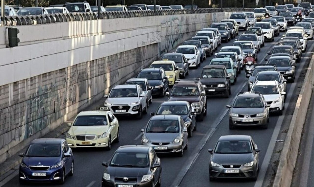 Κίνηση τώρα: «Κόλαση» ο Κηφισός από ακινητοποιημένο πούλμαν - Ποιοι δρόμοι είναι στο «κόκκινο»