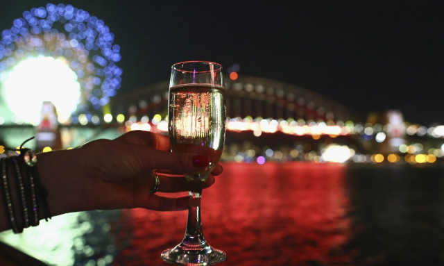 Ρεβεγιόν με ...νεράκι αντί για σαμπάνια - «Χρυσός» και ο αφρώδης οίνος