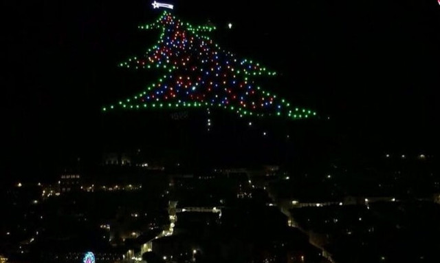 Ιταλία: Φωταγωγήθηκε το μεγαλύτερο χριστουγεννιάτικο δέντρο στον κόσμο