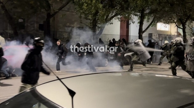 Θεσσαλονίκη: Επεισόδια μεταξύ αντιεξουσιαστών και ΜΑΤ έξω από το  Αριστοτέλειο Πανεπιστήμιο