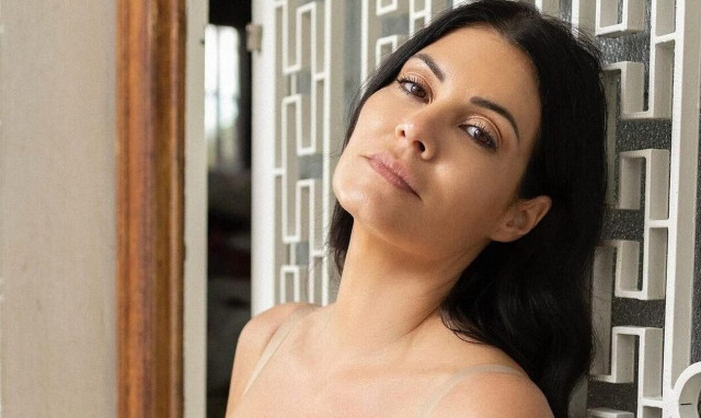 Μαρία Κορινθίου: Με κόκκινα εσώρουχα καλωσορίζει τα Χριστούγεννα στο Instagram