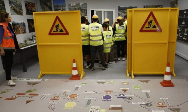 Μικροί μαθητές σε ρόλο μηχανικού στο βιωματικό εκπαιδευτικό πρόγραμμα «Το μετρό στο Γαλάτσι» (vid)