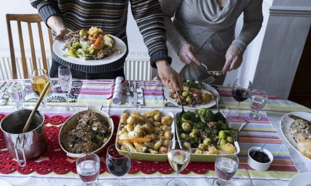 Ακρίβεια: «Πικρό» φέτος το χριστουγεννιάτικο τραπέζι – Πόσο θα κοστίσει