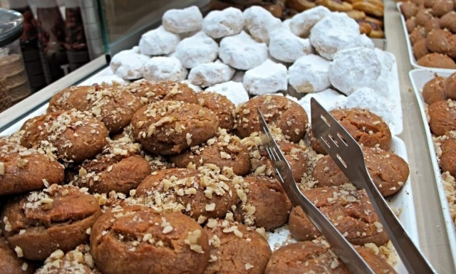 Ανατιμήσεις και στα χριστουγεννιάτικα γλυκά: Ακριβότερα φέτος τα μελομακάρονα και οι κουραμπιέδες