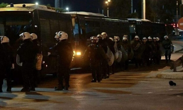 Ρέντη: «Εγώ πέταξα τη φωτοβολίδα» - Τα πρώτα λόγια του δράστη που τραυμάτισε τον 31χρονο αστυνομικό