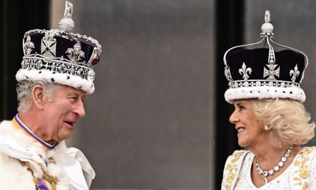 Η πρώτη... βασιλική χριστουγεννιάτικη κάρτα του Καρόλου και της Καμίλα στην αίθουσα του θρόνου