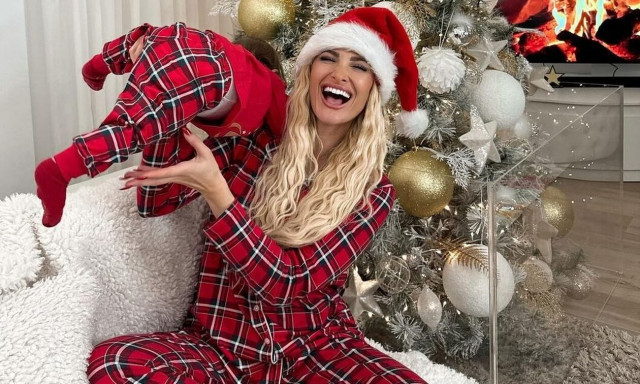 Ιωάννα Τούνη: Φωτογραφίζεται αγκαλιά με τον γιο της με τις ίδιες χριστουγεννιάτικες πιτζάμες