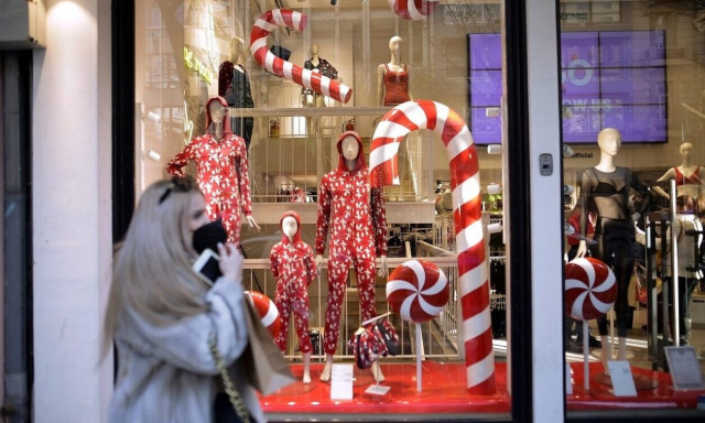 Εορταστικό ωράριο: Ξεκινά από αύριο - Ποιες Κυριακές θα είναι ανοιχτά τα καταστήματα