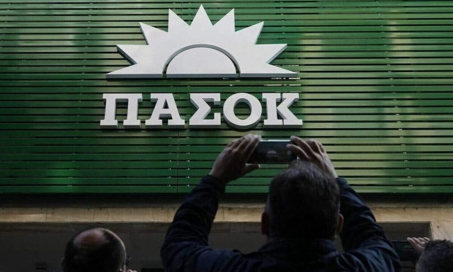 ΠΑΣΟΚ: Ολομέτωπη επίθεση στην κυβέρνηση για τα μέτρα κατά της οπαδικής βίας