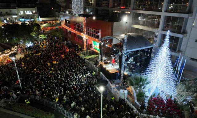 Περιστέρι: Φαντασμαγορική φωταγώγηση Χριστουγεννιάτικου δεντρου με Κοκκίνου και Αναστασιάδη