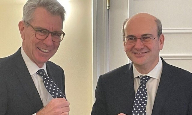 Το «κίνημα της μπλε γραβάτας»: Μετά τον βασιλιά Κάρολο ακολούθησαν Πάιατ και Χατζηδάκης