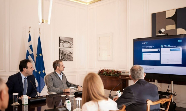 PM Mitsotakis chairs meeting presenting first AI digital assistant for gov.gr portal