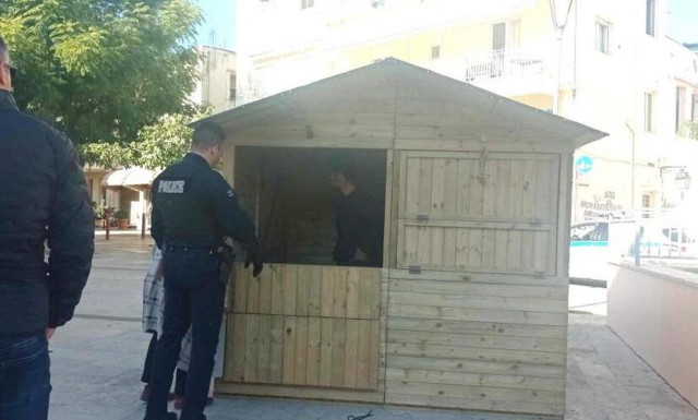 Ρέθυμνο: Εικόνες που προκαλούν θλίψη – Άστεγος αναζήτησε στέγη σε ξύλινο χριστουγεννιάτικο σπιτάκι