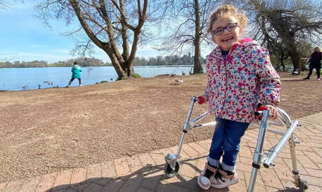 Αυτό το αγγελούδι από τα Χανιά ζητάει τη βοήθειά μας για να περπατήσει – Και θα την έχει