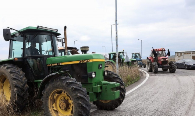 Αγροτικές κινητοποιήσεις: Ξεκίνησαν τα πρώτα μπλόκα - 200 τρακτέρ στον Πλατύκαμπο
