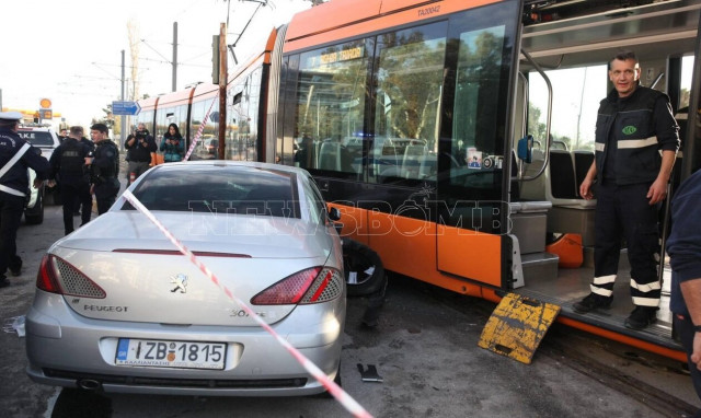 Παλαιό Φάληρο - Σύγκρουση ΙΧ με Τραμ: «Μέσα σε ένα χρόνο έχουν γίνει 3 ατυχήματα», λέει κάτοικος
