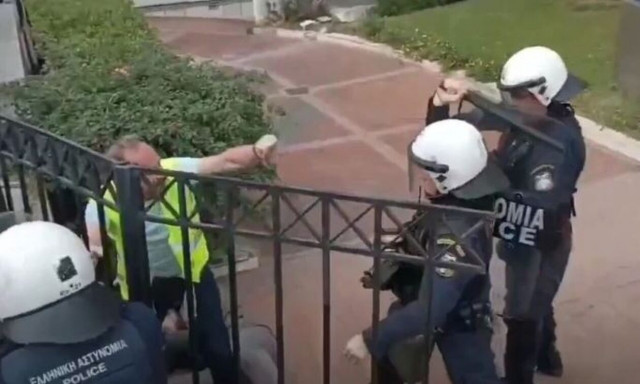 Άγρια επίθεση αστυνομικών κατά των απεργών των ΟΤΑ: «Γιατί βαράτε ρε παιδιά, σκουπίδια μαζεύουμε»