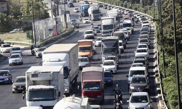 Κίνηση στους δρόμους: Στο «κόκκινο» η Αττική Οδός και ο Κηφισός