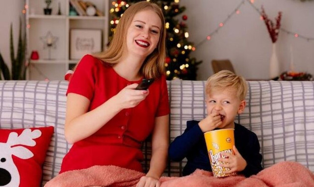 Τα πιο συναρπαστικά Χριστούγεννα θα τα ζήσουμε φέτος από τη ζεστασιά του σπιτιού μας