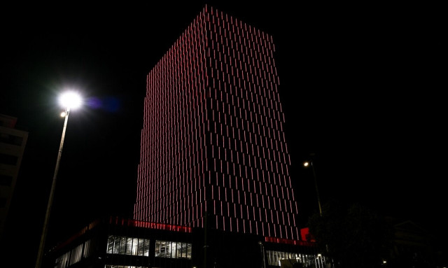 «Φόρεσε» τα Χριστουγεννιάτικά του ο Πύργος του Πειραιά - Εικόνες από την φωταγώγηση του κτιρίου