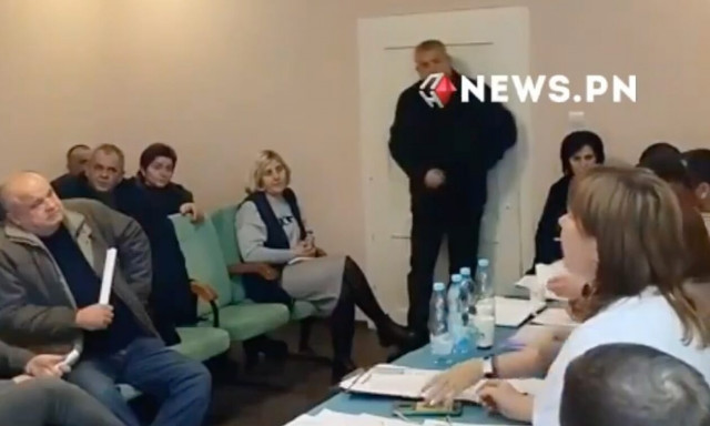 Ουκρανία: Άνδρας μπαίνει σε αίθουσα, πετάει χειροβομβίδες και σκοτώνει έναν άνθρωπο (βίντεο)