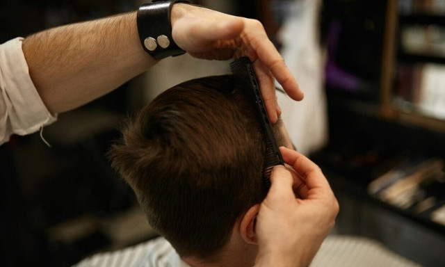 Βριλήσσια: «Δεν έχει διαρρεύσει τίποτα» - Τι απαντά ο «ματάκιας» κομμωτής