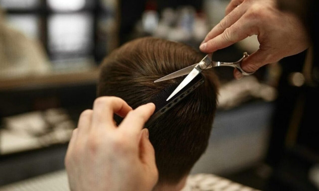 Βριλήσσια: Στη φυλακή ο κομμωτής που είχε βάλει κάμερες στο κομμωτήριό του - Τι υποστήριξε