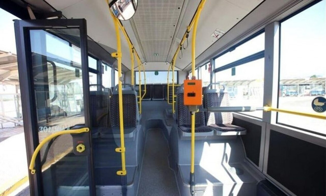 Βίντεο ντοκουμέντο: Επιβάτιδα πηδάει από λεωφορείο για να ξεφύγει από ελεγκτή