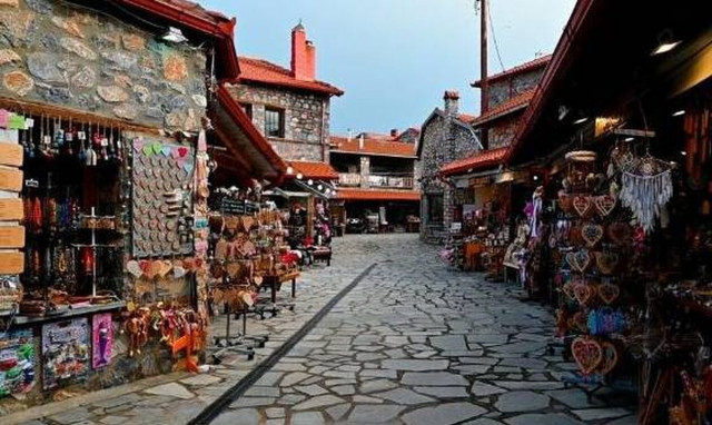 Παλιός Άγιος Αθανάσιος: Μαγικά Χριστούγεννα στο στολίδι του Βορρά